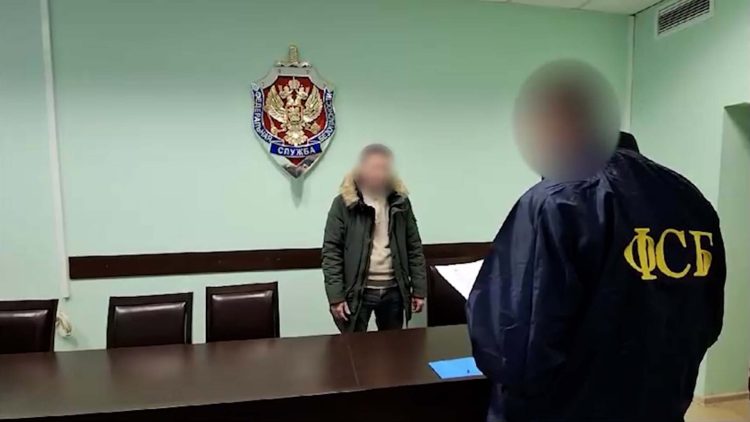 Сотрудники УФСБ выявили мужчину, который отправлял представителям США, а также на Украину сведения про оборонные предприятия РТ