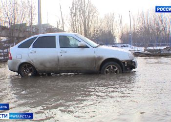 В Казани водители жалуются на «дорожное море» на улице Крутовской