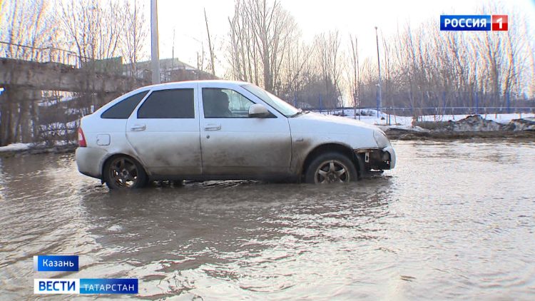 В Казани водители жалуются на «дорожное море» на улице Крутовской