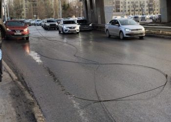 В Казани грузовик оборвал провода, нарушив движение общественного транспорта