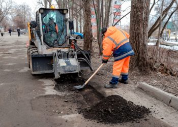 В двух районах Казани продолжается ямочный ремонт дорог