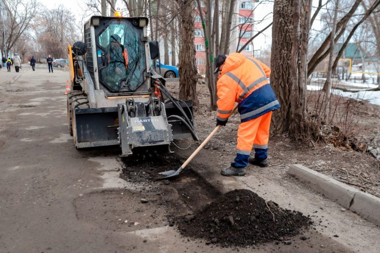 В двух районах Казани продолжается ямочный ремонт дорог
