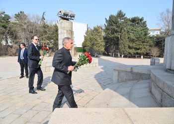 Минниханов возложил цветы к памятнику советским летчикам в Чанчуне