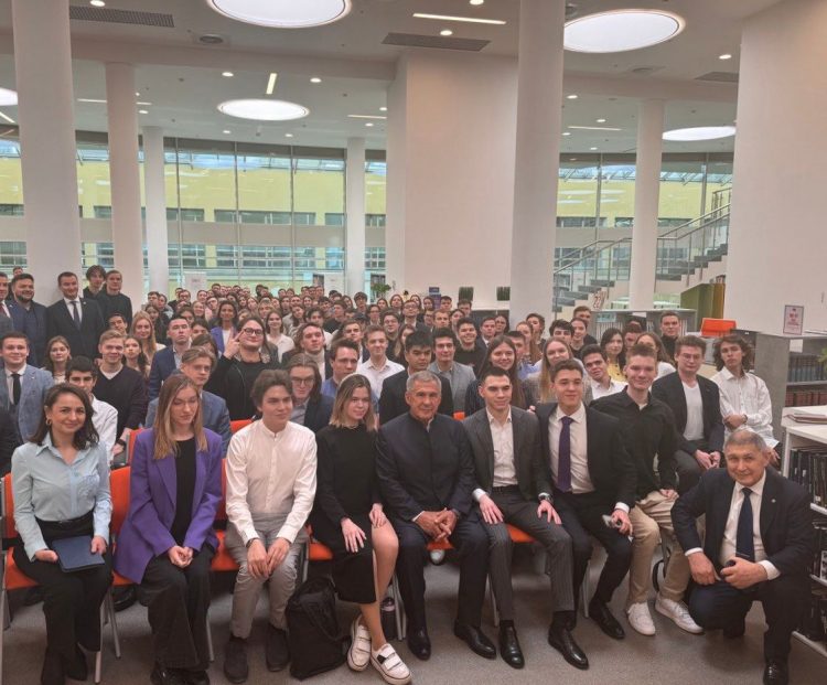 Минниханов в Москве посетил Высшую школу экономики и встретился со студентами из РТ