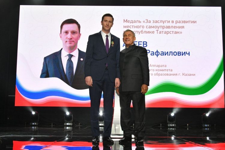 Минниханов поздравил муниципальных служащих с Днем местного самоуправления