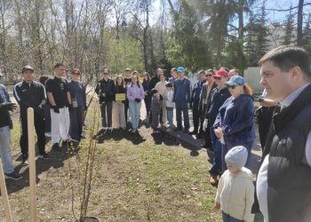 В Казани дипломаты из разных стран высадили 12 яблонь в Лядском саду