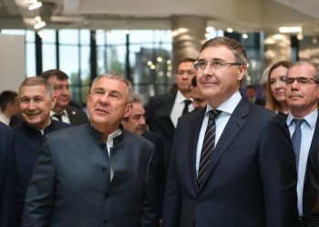 Минниханов и Фальков оставили подписи на стенде в Высшей школе нефти