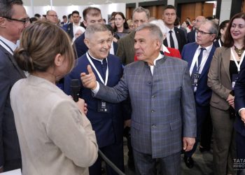 Рустам Минниханов осмотрел выставку Российского венчурного форума