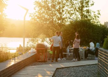 В Казани на набережной Кабана стартует сезон барбекю