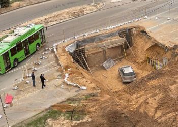 В Казани на Фучика автомобиль провалился в котлован