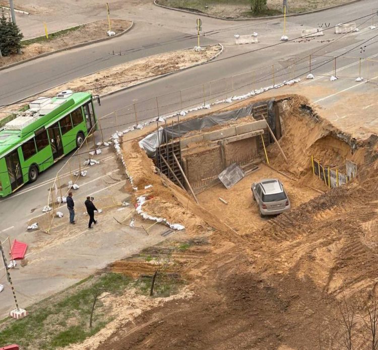 В Казани на Фучика автомобиль провалился в котлован