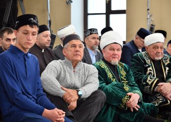 Минниханов принял участие в праздничном богослужении по случаю Ураза-байрам