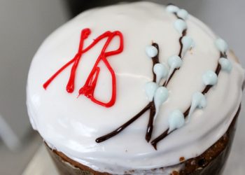 Российским бойцам в зоне СВО доставили пасхальные куличи