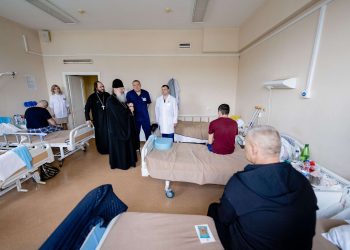 Митрополит Кирилл поздравил с Пасхой участников СВО, находящихся на лечении в РКБ