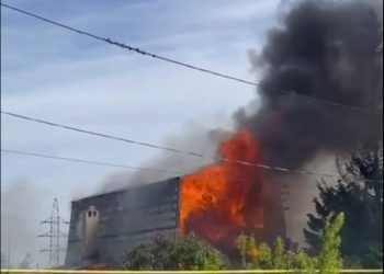 В поселке Красная Горка горит частный дом