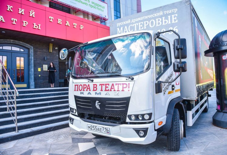 Магдеев и Когогин вручили «Мастеровым» новый КАМАЗ