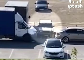 В Авиастроительном районе Казани школьники вскрыли две машины шнурком