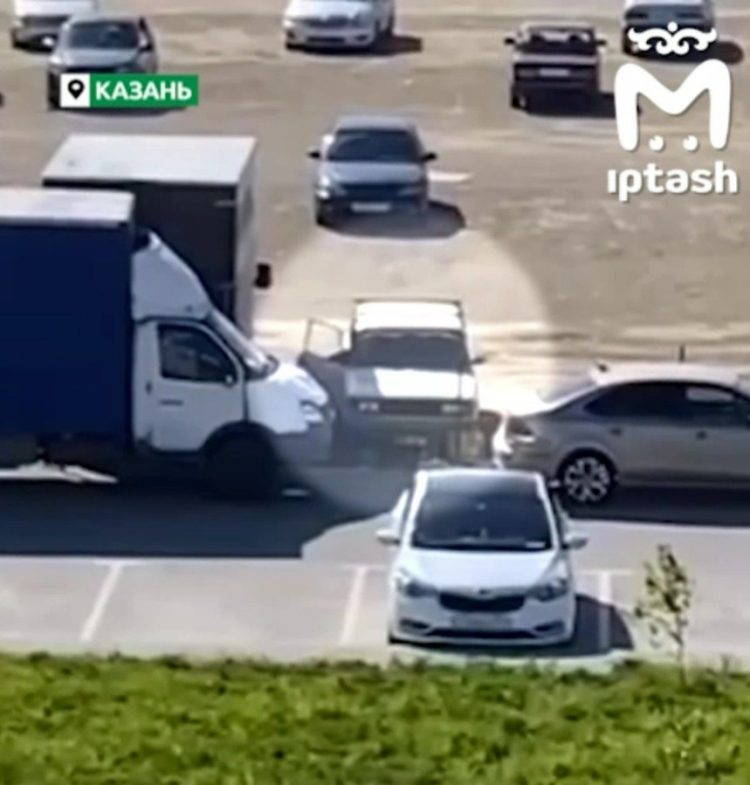 В Авиастроительном районе Казани школьники вскрыли две машины шнурком