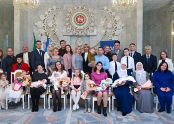 Четыре семьи в Нижнекамске получили удостоверения «Многодетная семья»