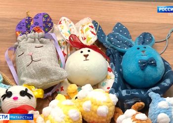 Татарстанские волонтеры подготовили для детей из новых регионов подарки ручной работы