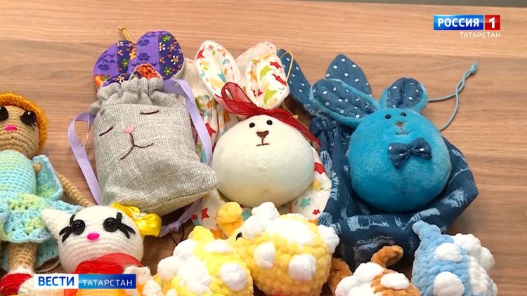 Татарстанские волонтеры подготовили для детей из новых регионов подарки ручной работы