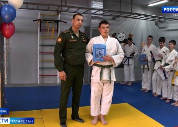 Герой РФ Расим Баксиков и ведущая ГТРК Татарстан Гузель Зайнакова вручили пояса дзюдо в клубе «Казанские тигры»