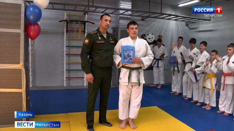 Герой РФ Расим Баксиков и ведущая ГТРК Татарстан Гузель Зайнакова вручили пояса дзюдо в клубе «Казанские тигры»