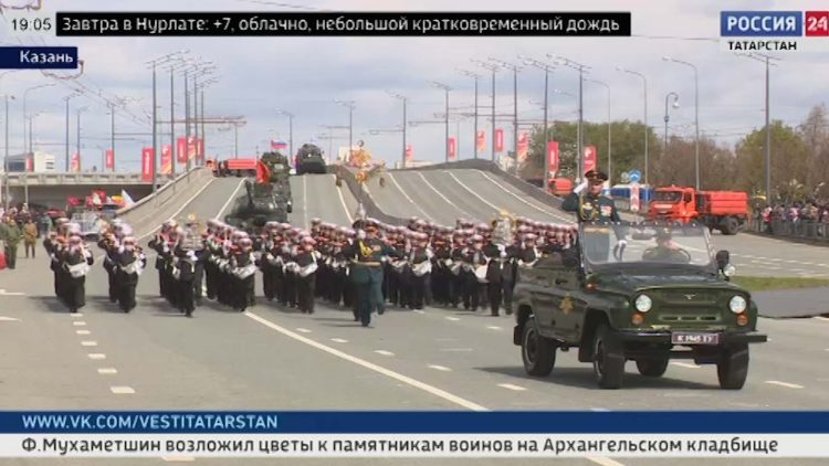 Снег, фронтовые песни, легендарная техника: как прошел парад Победы в Казани