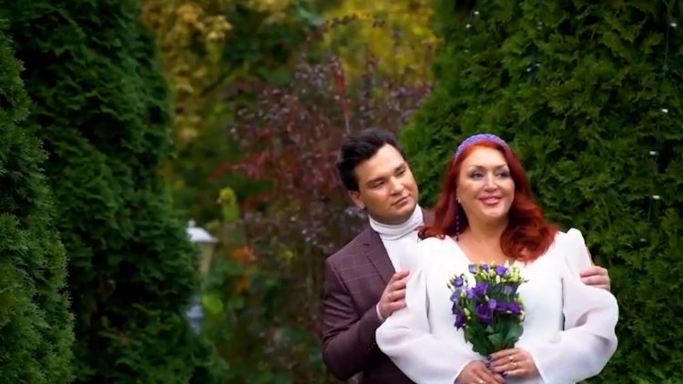 Вышедшая замуж за приемного сына певица из Казани прокомментировала слухи о разводе