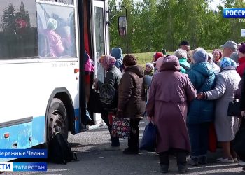 Кто раньше встал, тот и на грядки попадет: челнинцы пожаловались на переполненные дачные автобусы