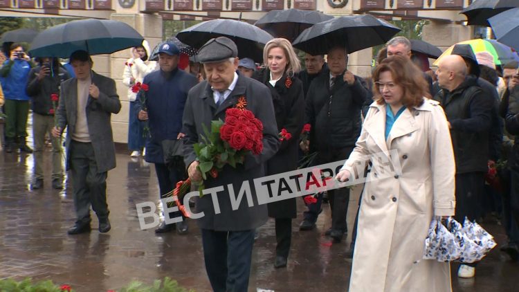 Мухаметшин возложил цветы к Вечному огню в Казани
