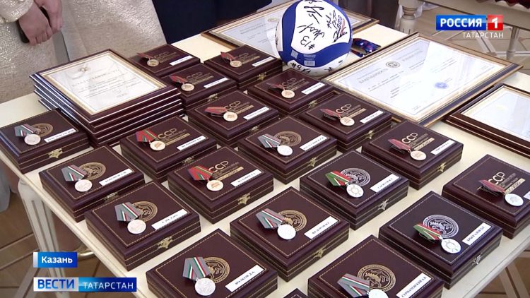 Песошин вручил командам «Зенит-Казань» и «Динамо-Ак Барс» государственные награды РТ