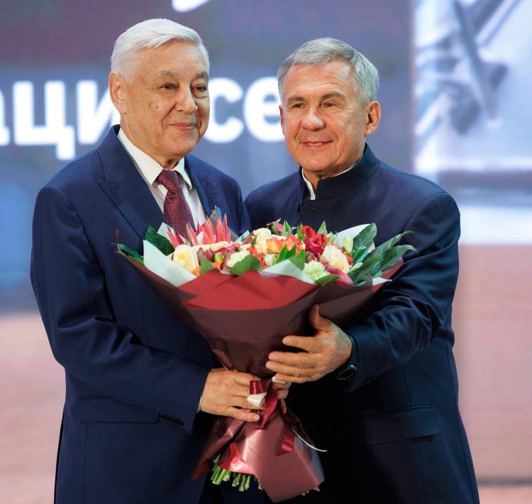 Минниханов поздравил Председателя Госсовета РТ с днем рождения