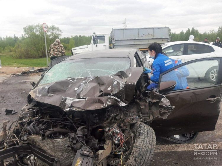 В массовом ДТП под Лаишево погиб водитель одной из легковушек и пострадал ребенок