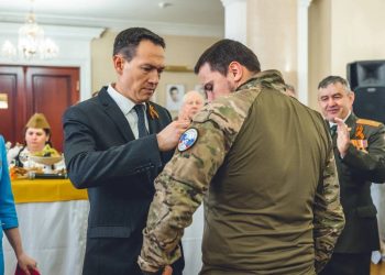 В Альметьевске двум бойцам СВО вручили медали «За отвагу» и Жукова