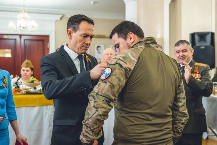 В Альметьевске двум бойцам СВО вручили медали «За отвагу» и Жукова