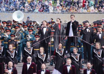 В столице РТ тысячный хор «Поющая Казань» выступил на параде Победы