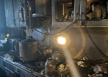 В Челнах пожарные спасли из горящей квартиры семью с двумя детьми