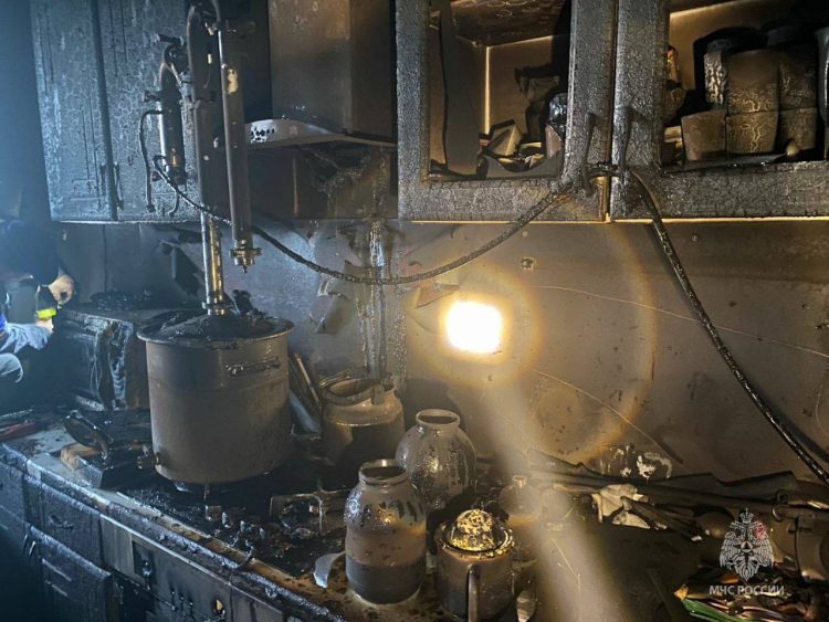 В Челнах пожарные спасли из горящей квартиры семью с двумя детьми