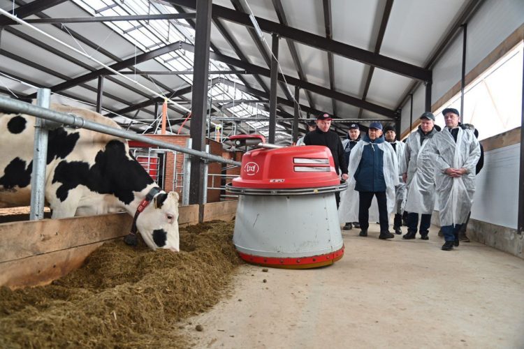 Рустам Минниханов осмотрел роботизированную ферму в Рыбно-Слободском районе