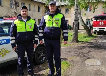 В Казани полицейские спасли двух детей из пожара