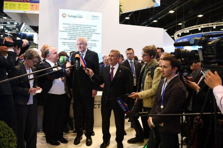 Рустам Минниханов поздравил журналистов РТ с Днем печати