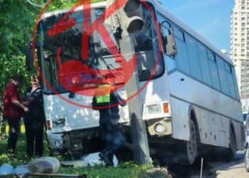 В Казани из-за неисправности тормозов автобус врезался в светофор