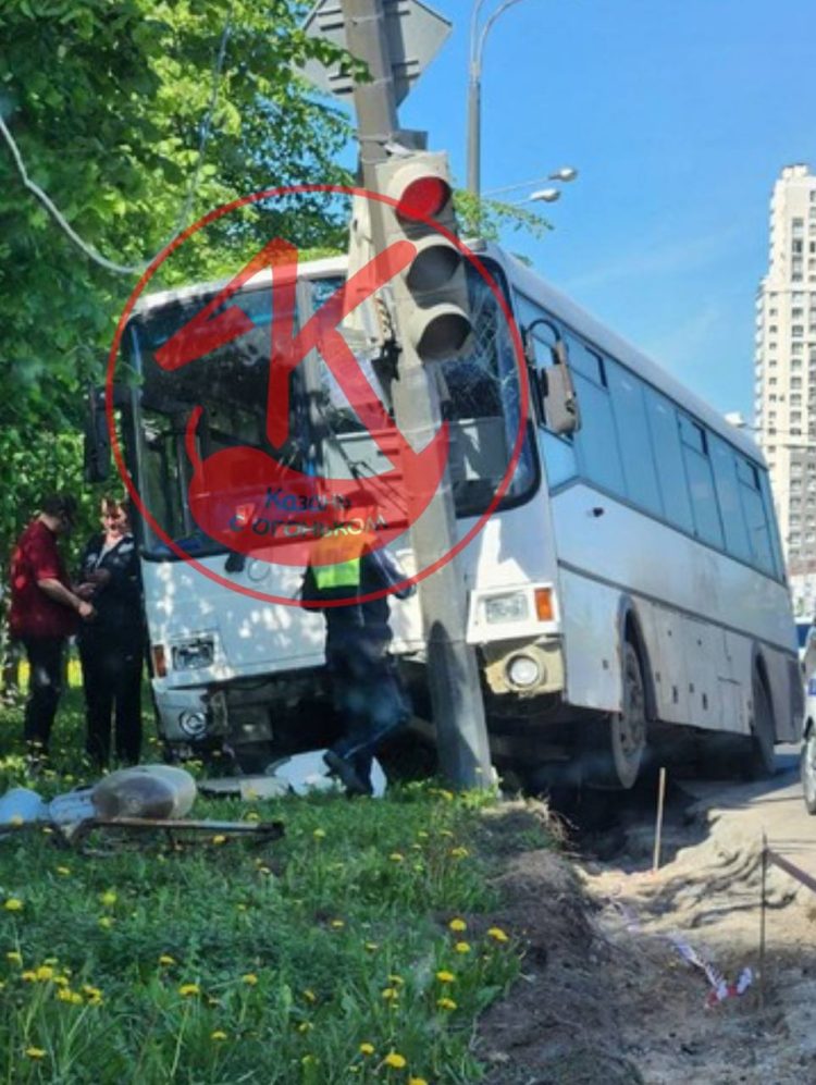 В Казани из-за неисправности тормозов автобус врезался в светофор