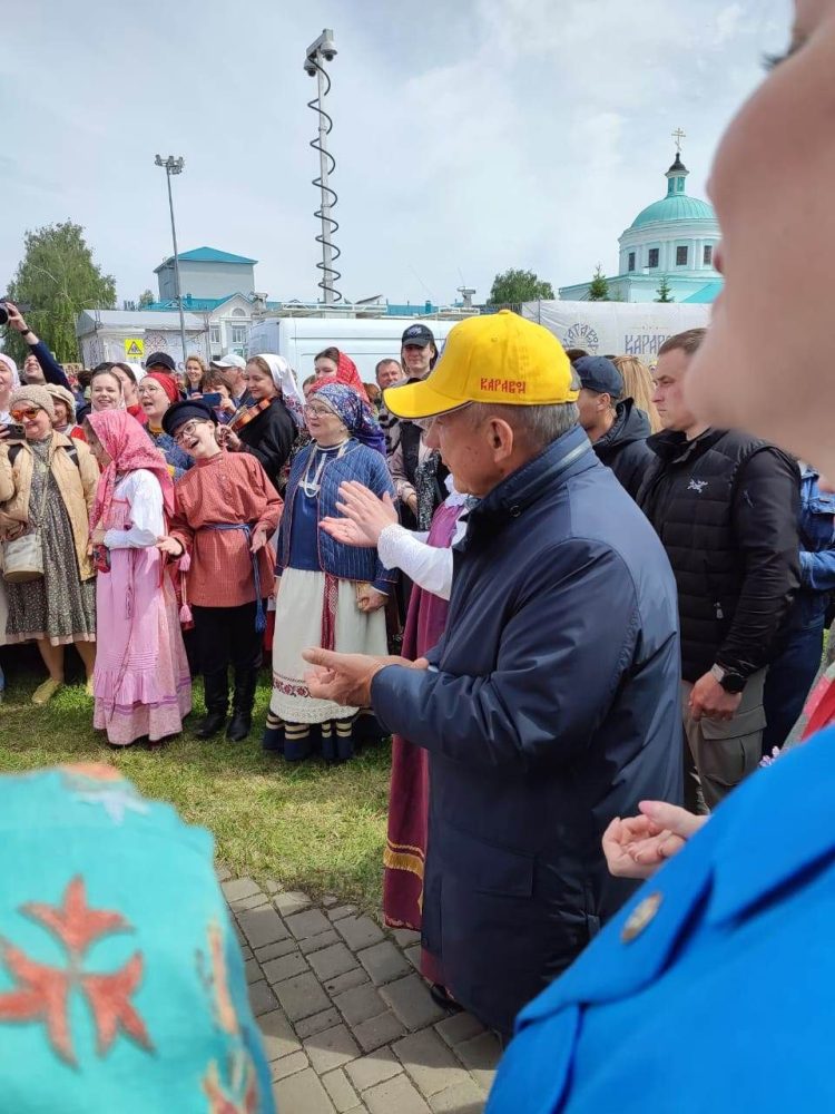 Минниханов посетил выставку мастеров декоративно-прикладного искусства и народных ремесел