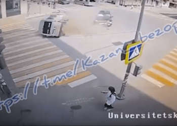 В центре Казани перевернулся катафалк