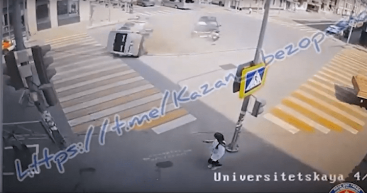 В центре Казани перевернулся катафалк