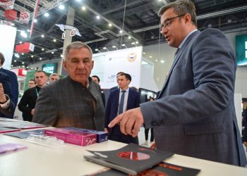 Минниханов осмотрел стенды российских регионов на выставке Russia Halal Expo
