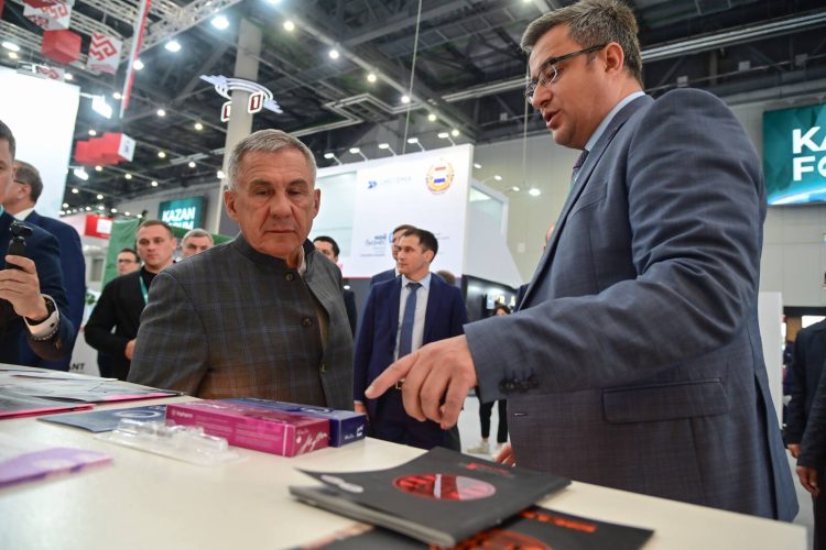 Минниханов осмотрел стенды российских регионов на выставке Russia Halal Expo