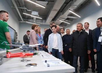 Минниханов ознакомился с деятельностью авиационного учебного центра «Академия 033»